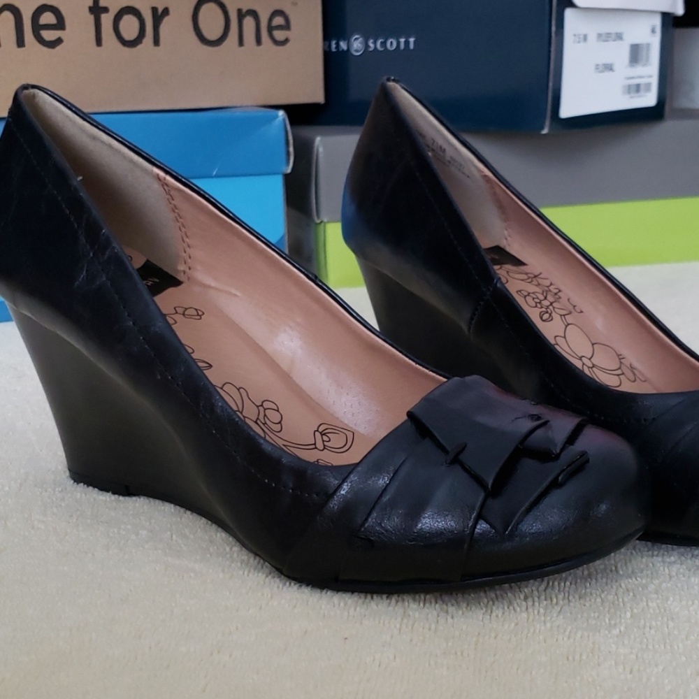 CL by Laundry Black Wedge Heel Size 7.5